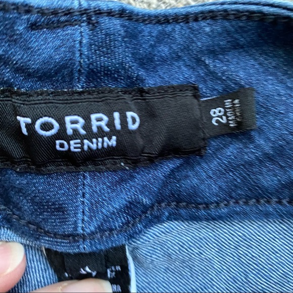 TORRID JEGGING - MEDIUM ACID WASH Size 28 - Picture 6 of 8